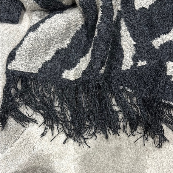 Romeo & Juliet Couture Black and Gray Artistic Shrug - Picture 3 of 4